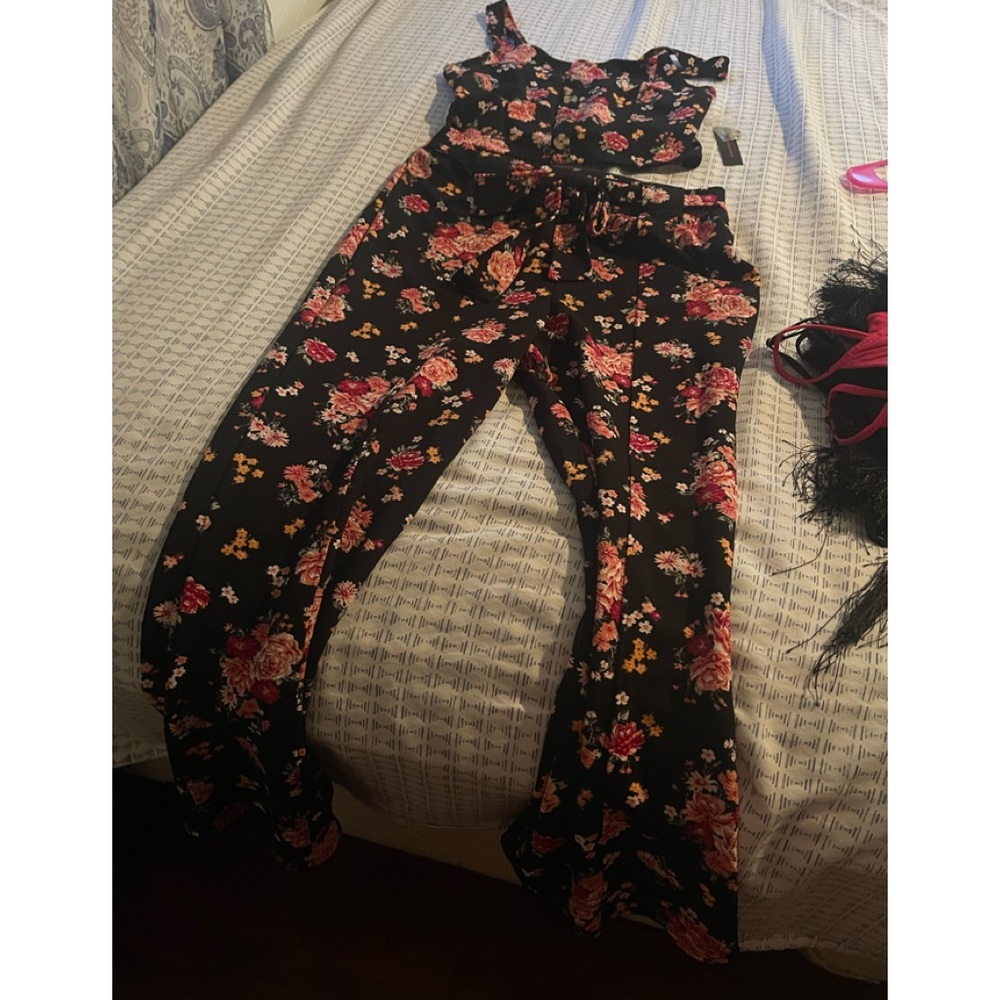2 piece outfitroses and flowers on it size large very stretchable Walmart new